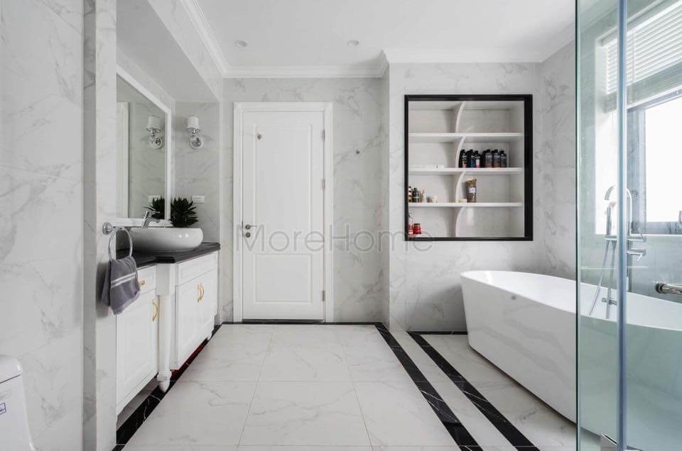 Đá ốp tường vân mây màu trắng cho không gian phòng tắm rộng hơn - sang hơn