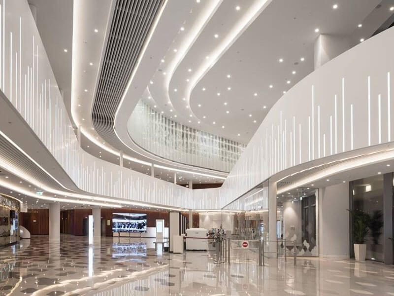 Đá nhân tạo với khả năng uốn cong mềm mại theo ý muốn, khả năng bắt sáng tạo nên sự lung linh cũng như điểm nhấn cho không gian.