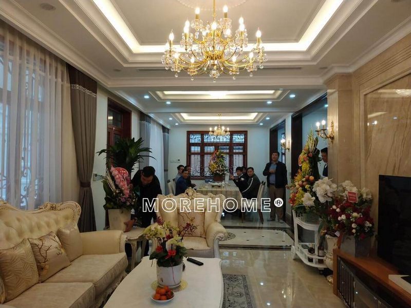 Sofa bọc da cao cấp để trang trí biệt thự tân cổ điển tại Hà Nội.