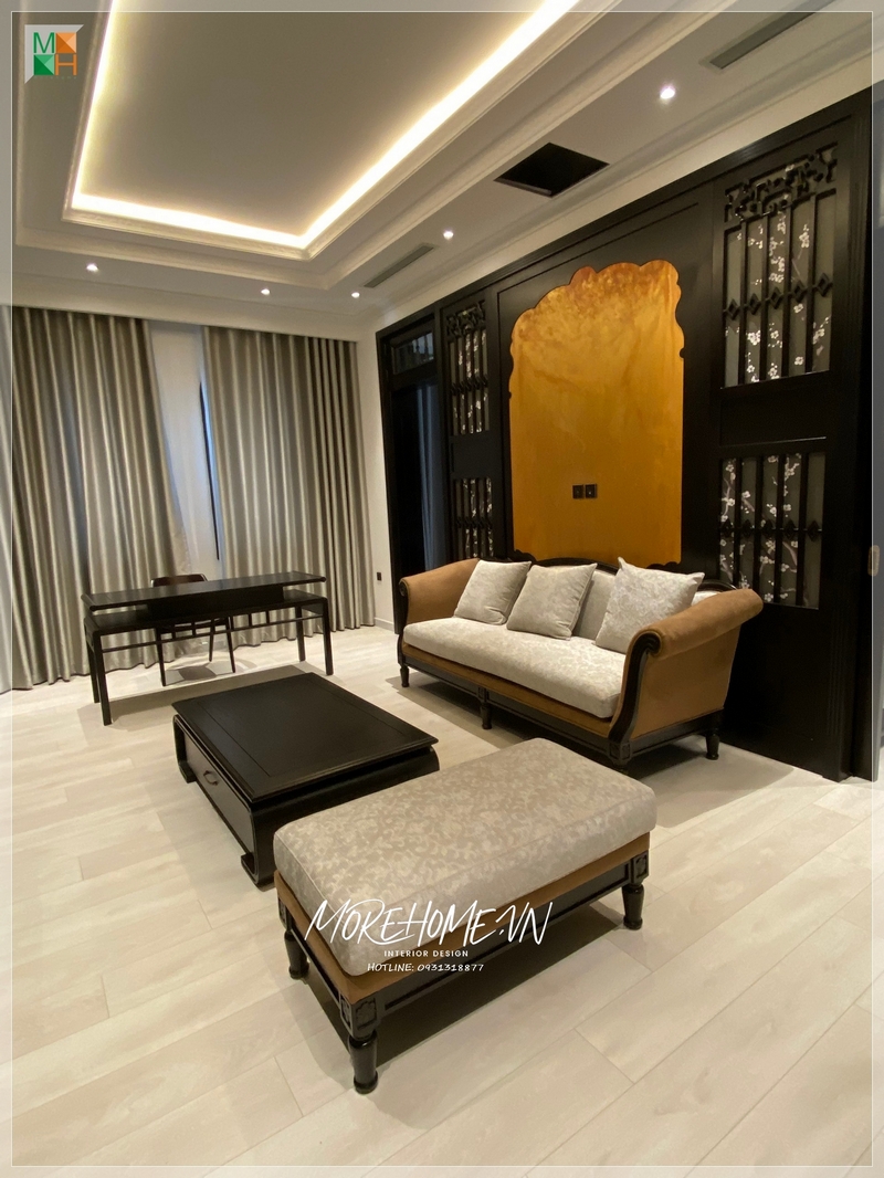 Sofa văng dài có tựa gỗ tự nhiên, bọc nệm màu nâu phong cách Inochine, được thi công với sự tiện nghi, giúp thể hiện được sự quyền quý và sang trọng.