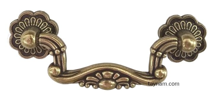 Tay nắm cổ điển màu đồng có kiểu dáng độc đáo và tinh tế, được thiết kế theo phong cách cao cấp.