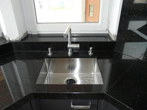 Đá ốp bếp màu đen