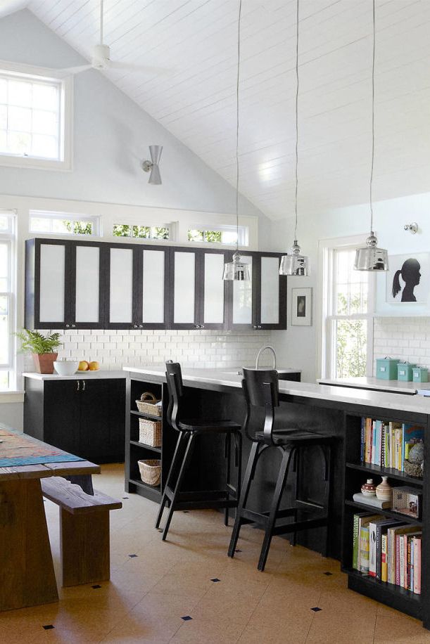 Ý tưởng kết hợp các gam màu tủ bếp và mặt đá bếp trắng độc đáo