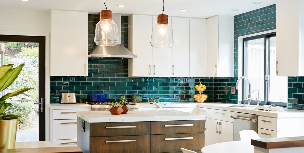 Ý tưởng kết hợp các gam màu tủ bếp và mặt đá bếp trắng độc đáo