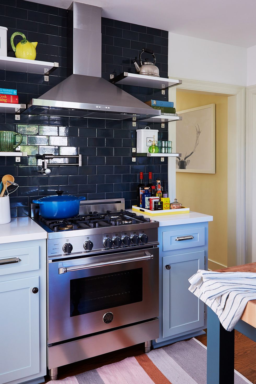 Ý tưởng kết hợp các gam màu tủ bếp và mặt đá bếp trắng độc đáo